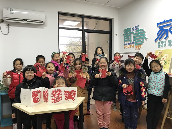  毛灣一社區婦聯開展“學民俗、迎新春”剪紙活動